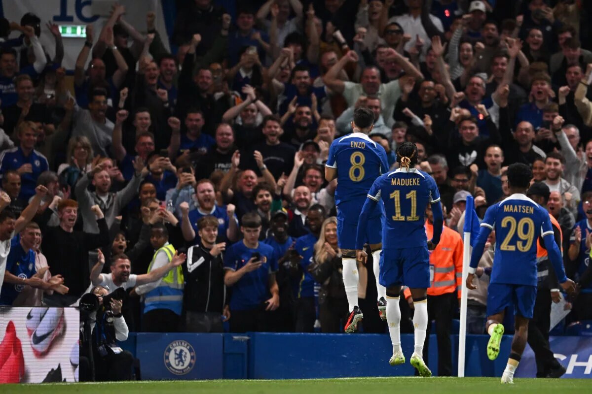 Enzo Fernandez celebrates a goal alongside Noni Madueke and Ian Maatsen