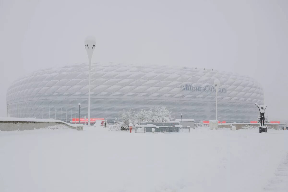 An image of the Allianz Arena covered in snow that caused the postponement of Bayern's match