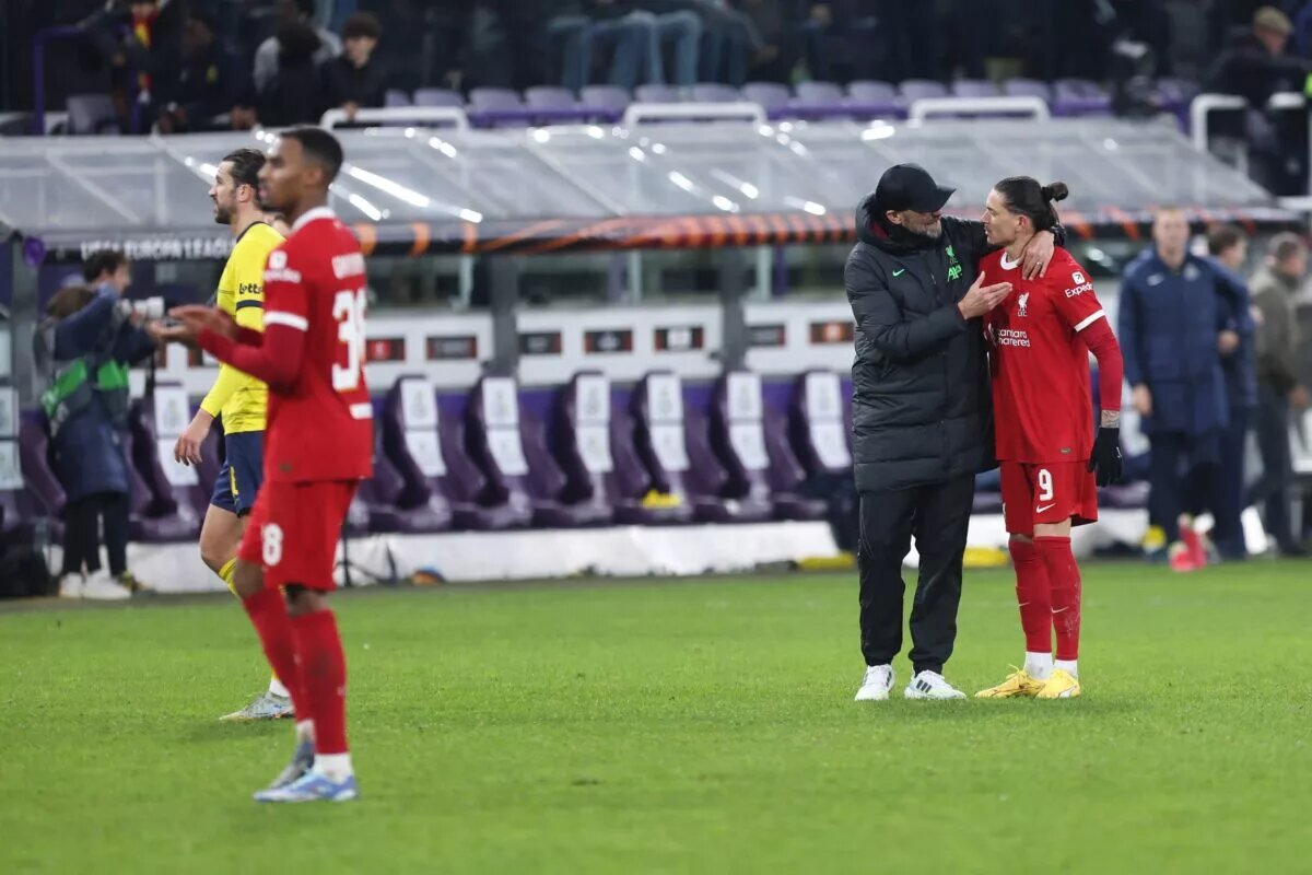 Jurgen Klopp speaks to Darwin Nunez as they leave the pitch