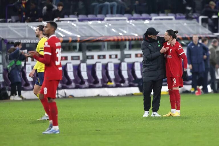 Jurgen Klopp speaks to Darwin Nunez as they leave the pitch