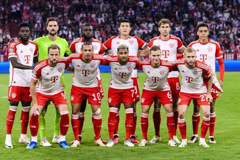 Bayern Munich squad line up for pre match photo