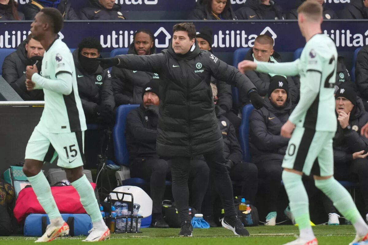 Mauricio Pochettino provides instructions to his players