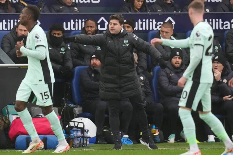 Mauricio Pochettino provides instructions to his players
