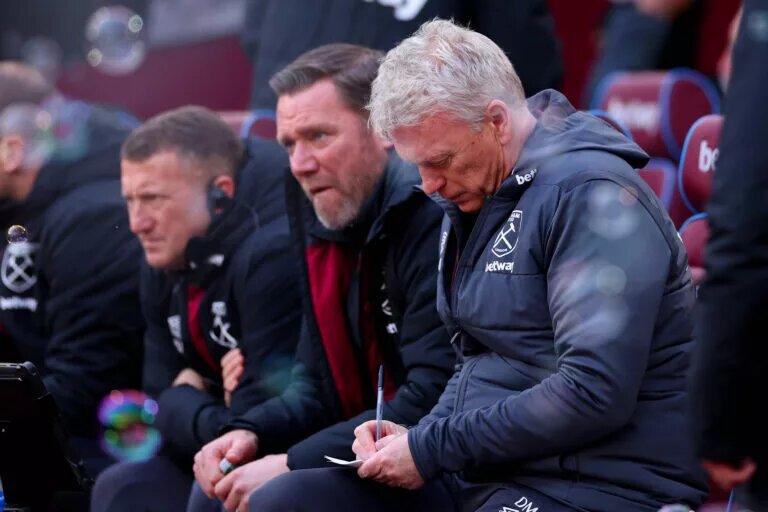 David Moyes taking notes on the touchline
