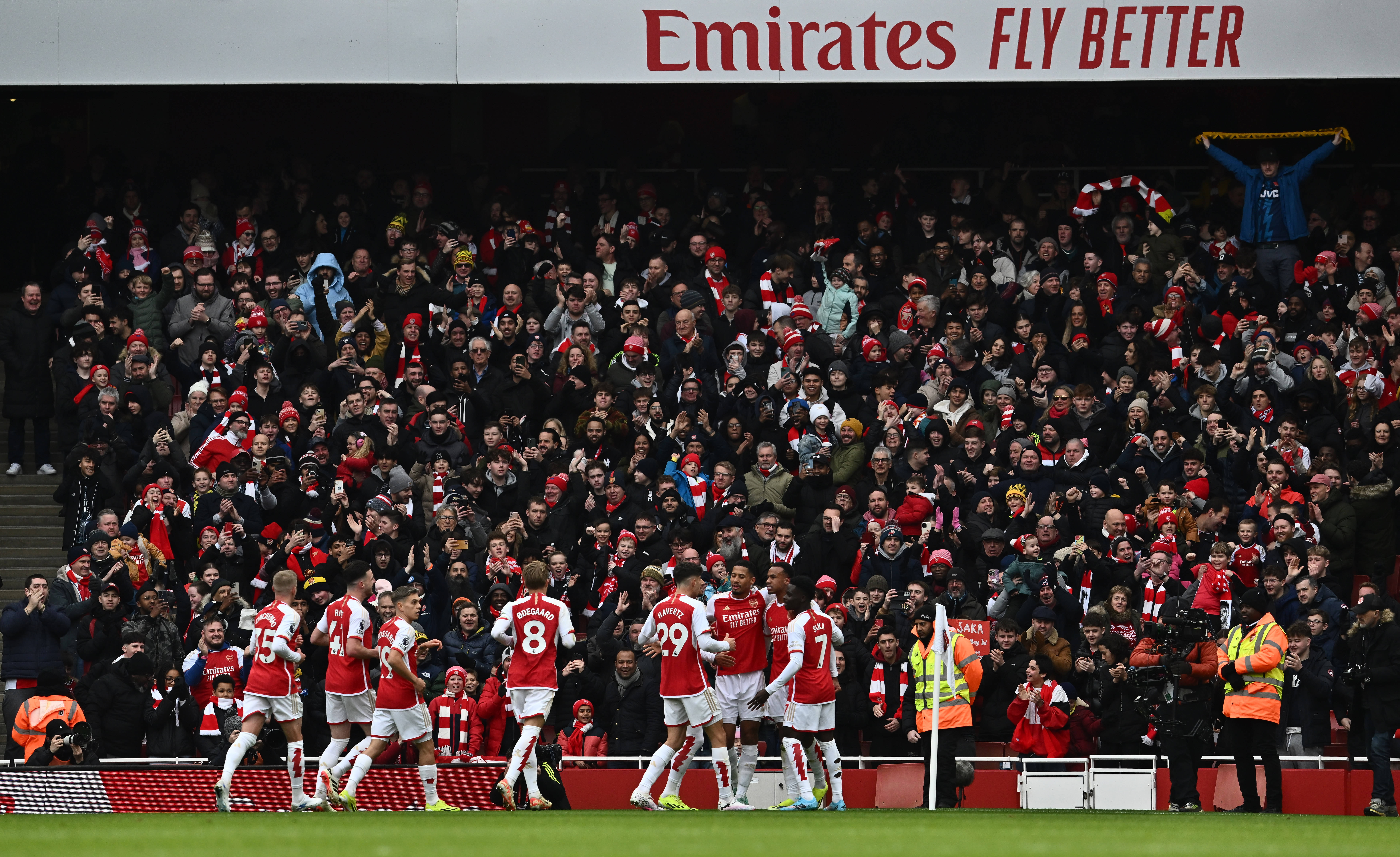 Arsenal squad celebrate goal