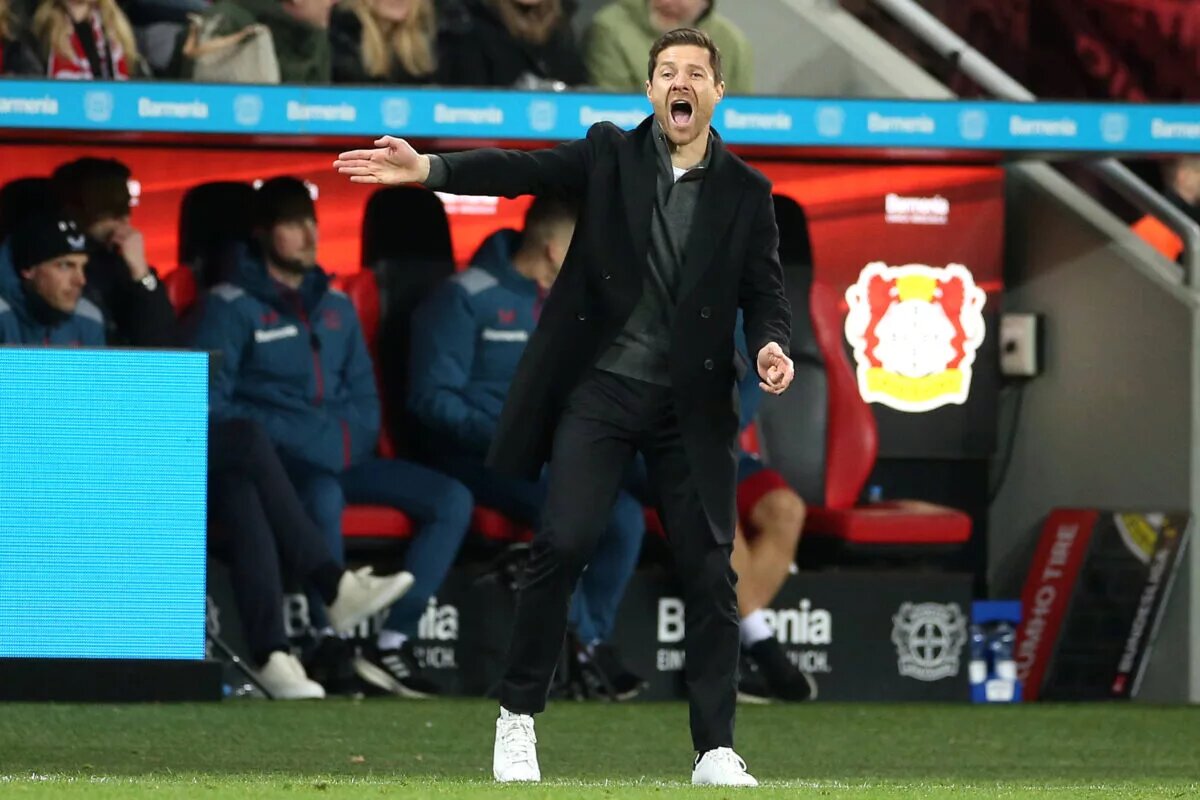 Xabi Alonso shouting instructions to his team from the sideline