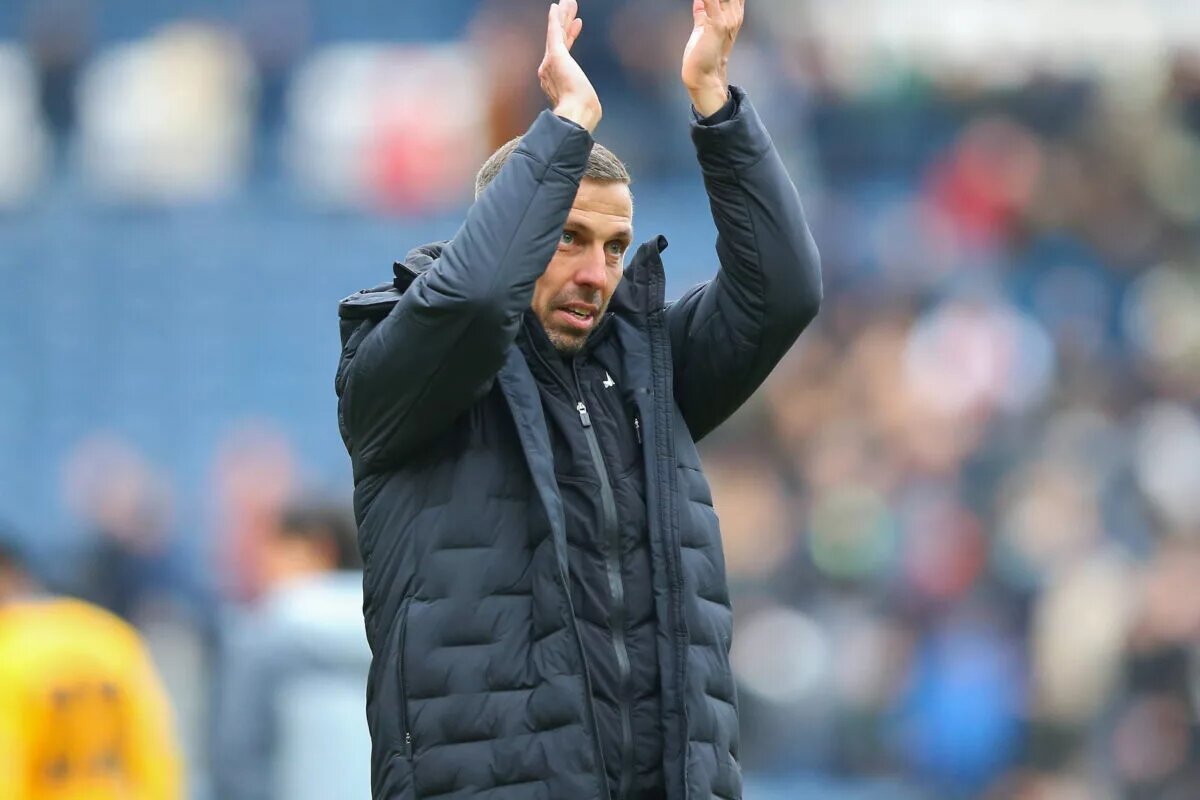 Wolves manager Gary O'Neil applauds fans after match