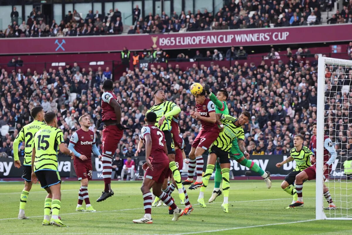 Arsenal and West Ham players compete for a corner