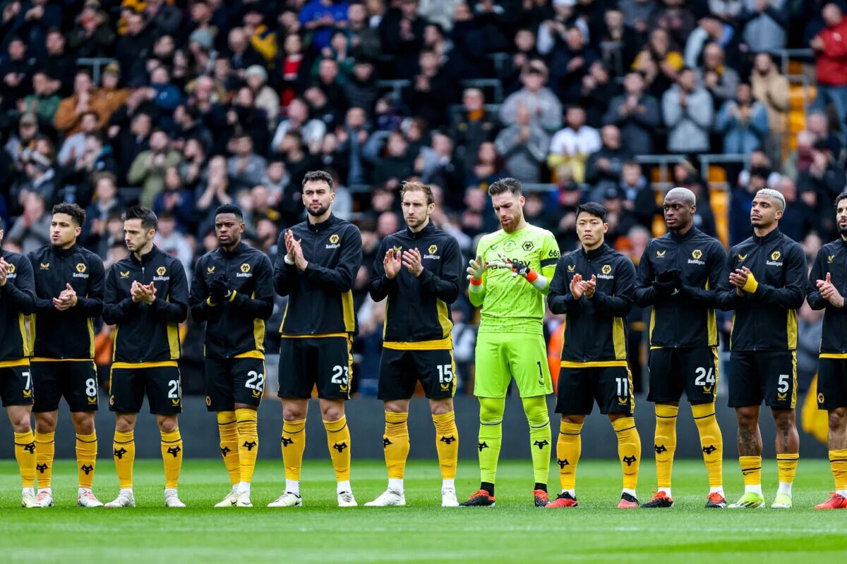 Wolves players applaud the contribution of Paul Bradshaw ahead of the Premier League match against Sheffield United,