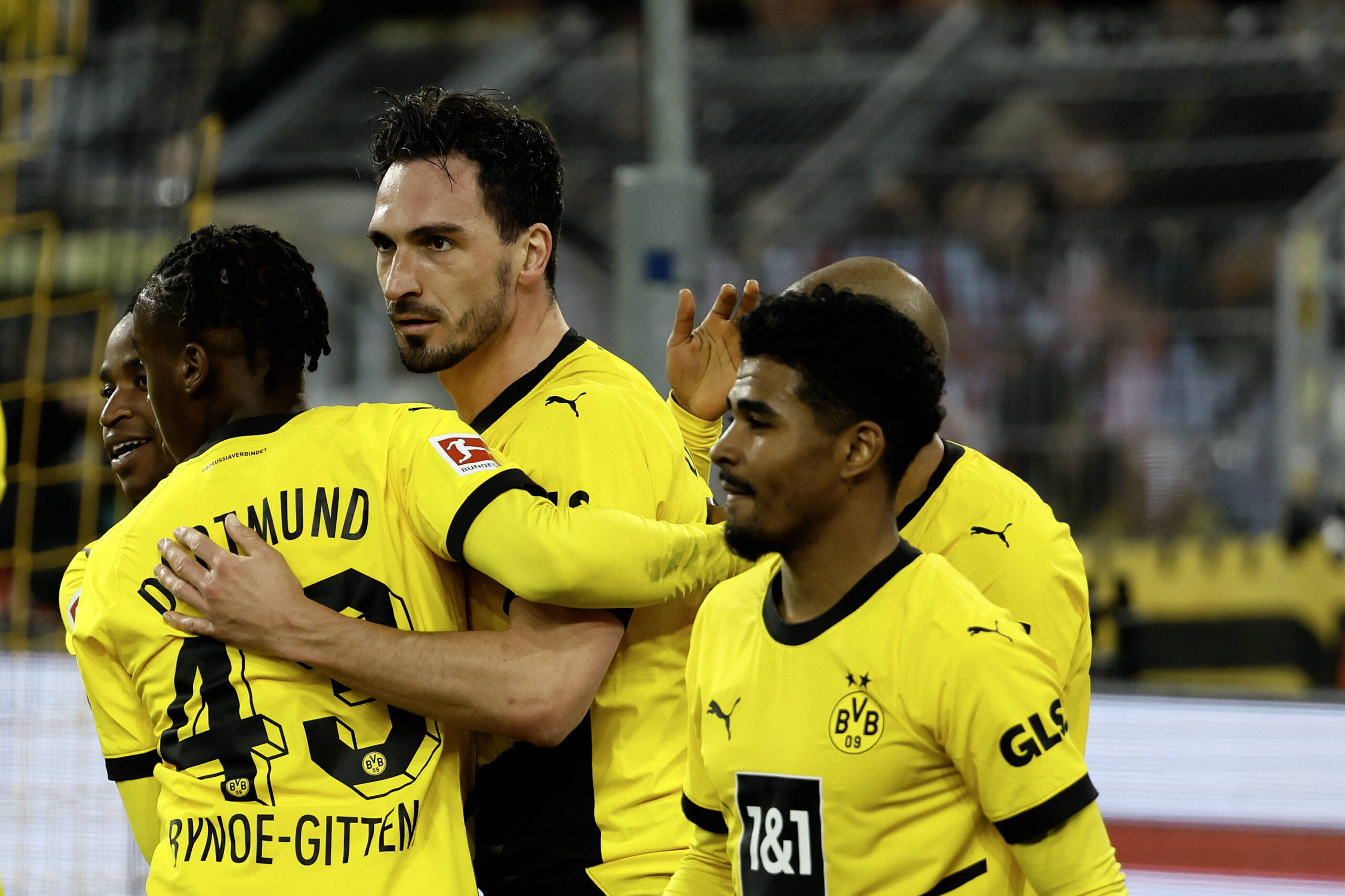 Borussia Dortmund's Donyell Malen, Mats Hummels, Youssoufa Moukoko, Jamie Bynoe-Gittens, Ian Maatsen goal celebration