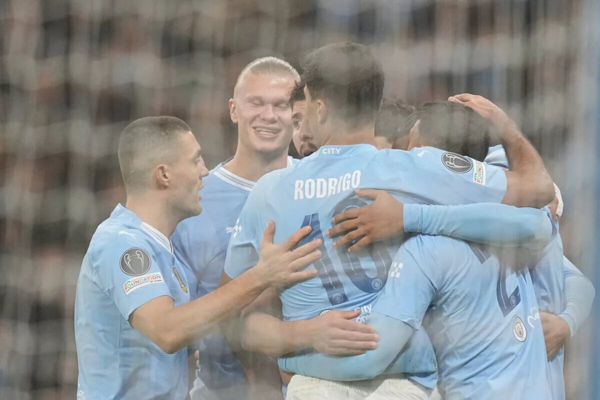 Manchester City players celebrate goal