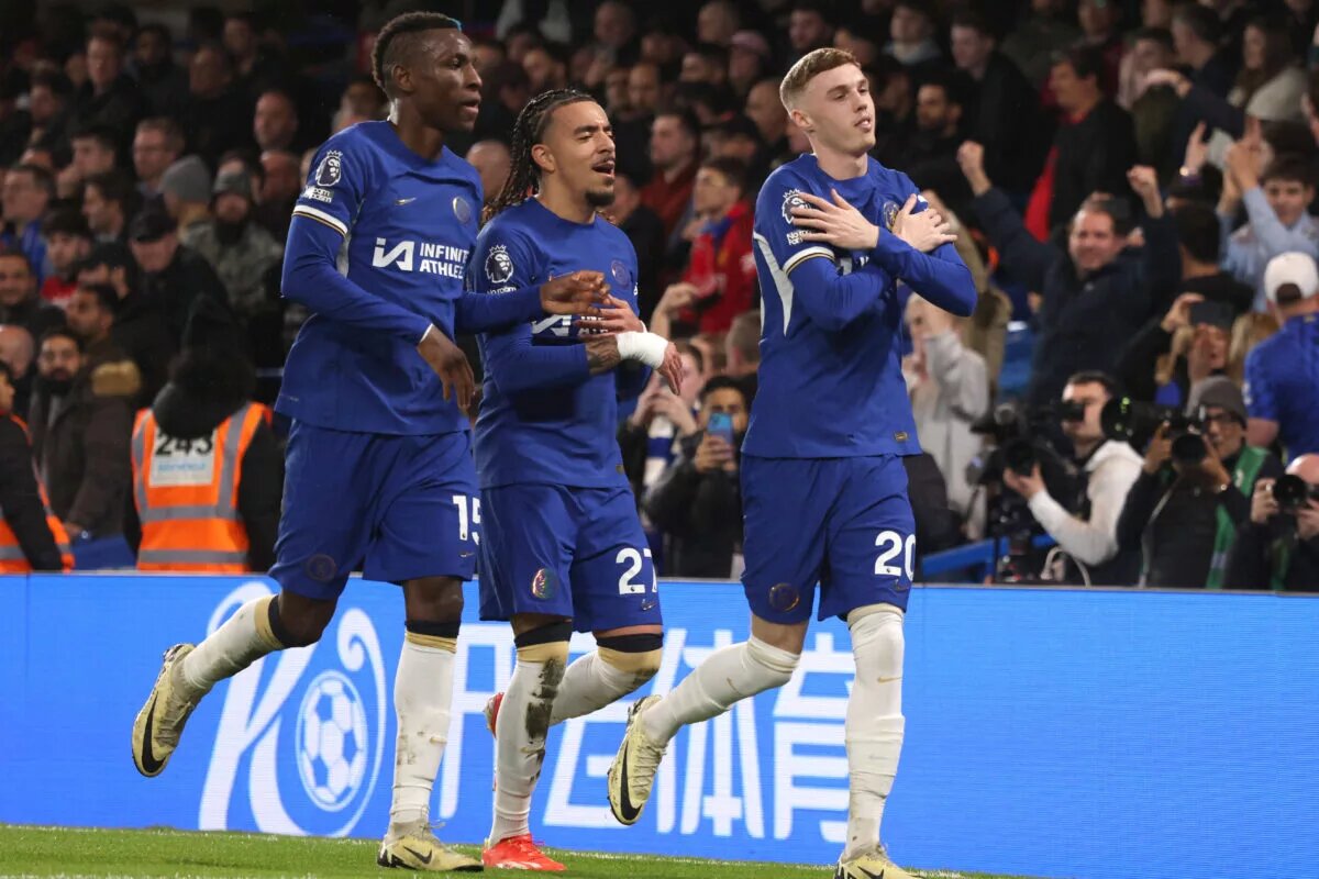 Cole Palmer celebrates goal alongside Nicolas Jackson and Malo Gusto