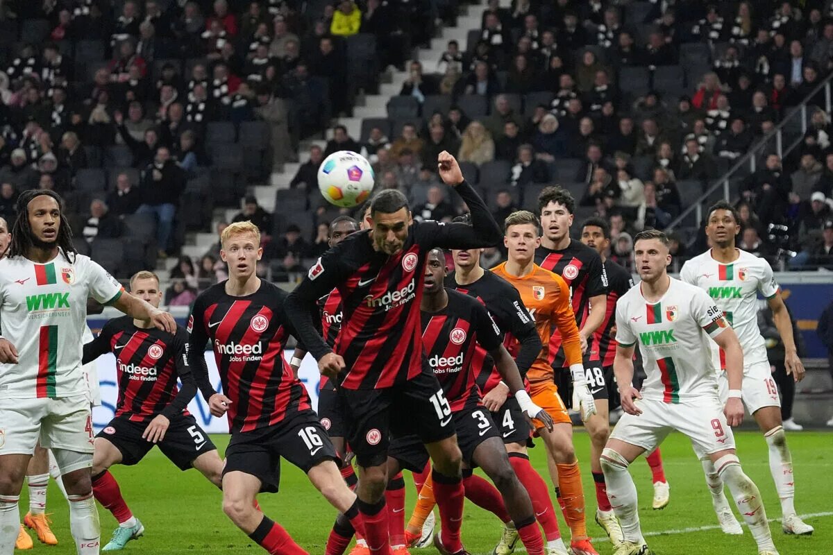 Willian Pacho and Eintracht Frankfurt defend corner