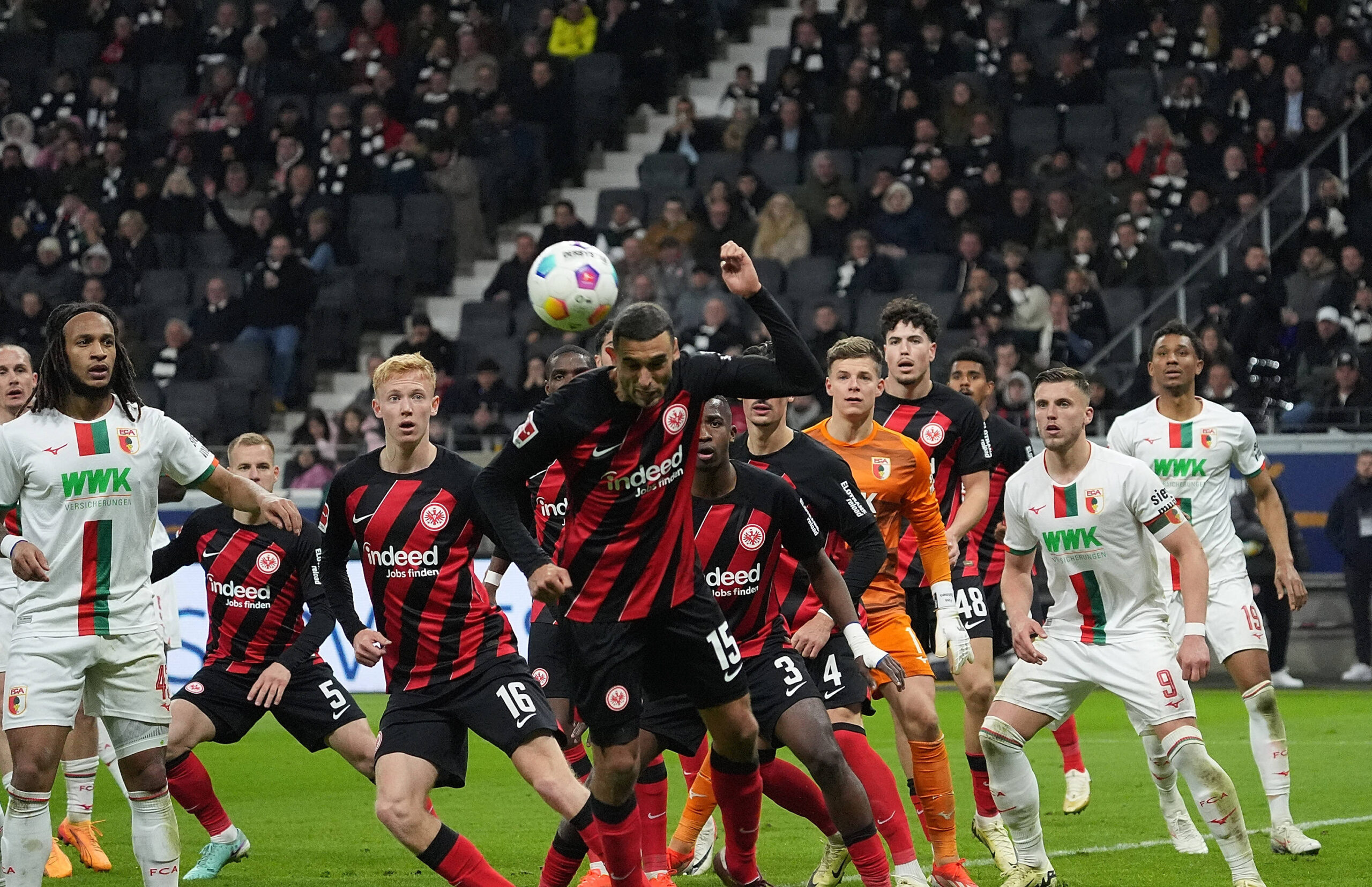 Willian Pacho and Eintracht Frankfurt defend corner