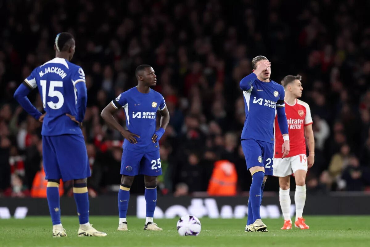 Chelsea players prepare for kick off after conceding yet another goal against Arsenal. Conor Gallagher appears particularly distressed