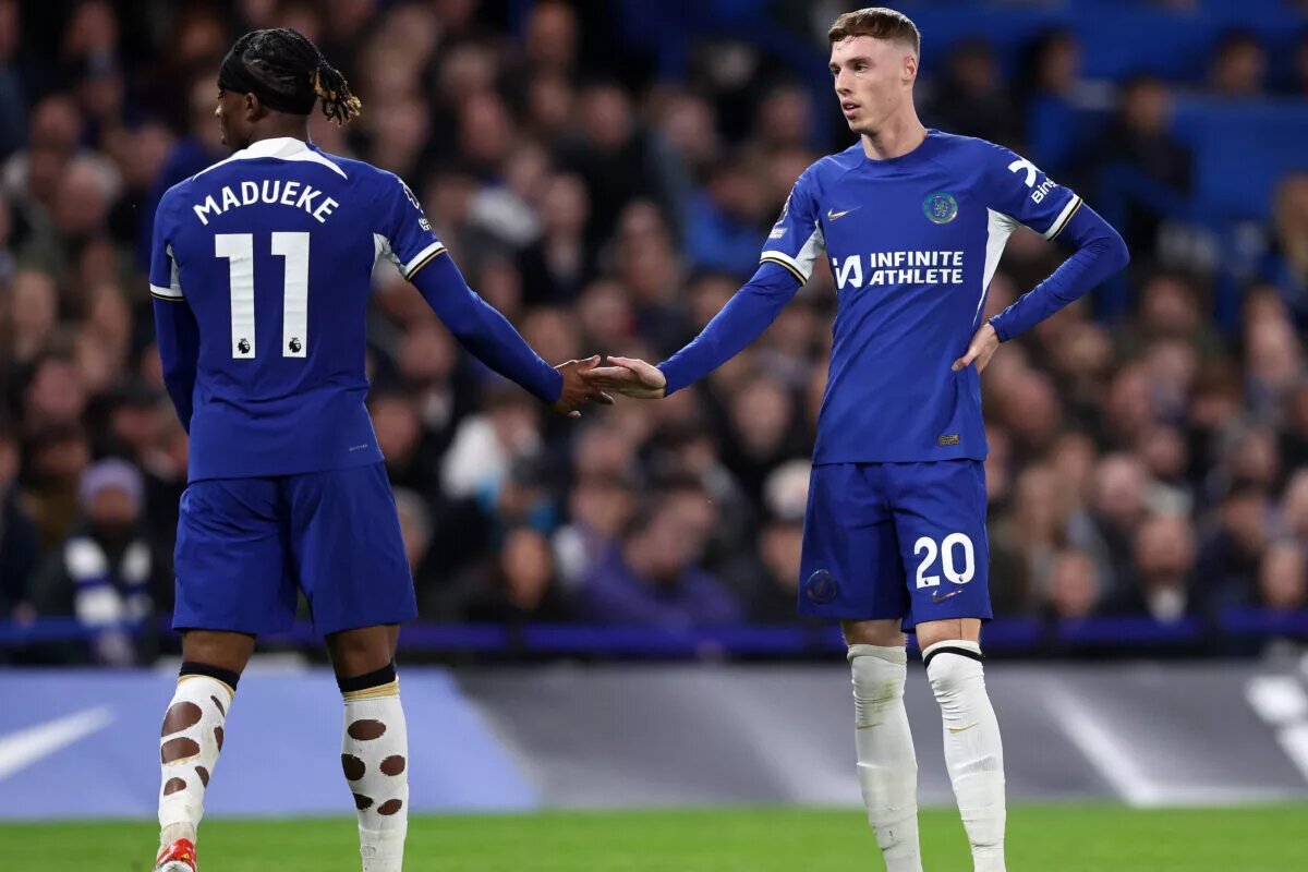 Cole Palmer and Noni Madueke slap hands as one leaves the pitch