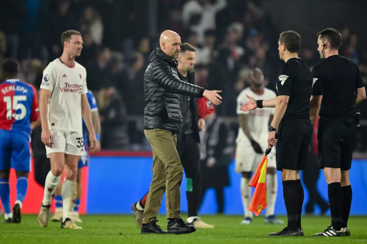 Erik ten Hag shakes hands with officials following defeat to Crystal Palace