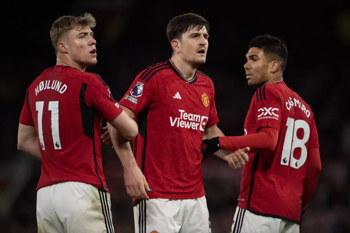 Harry Maguire trying to form a wall with Casemiro and Rasmus Hojlund