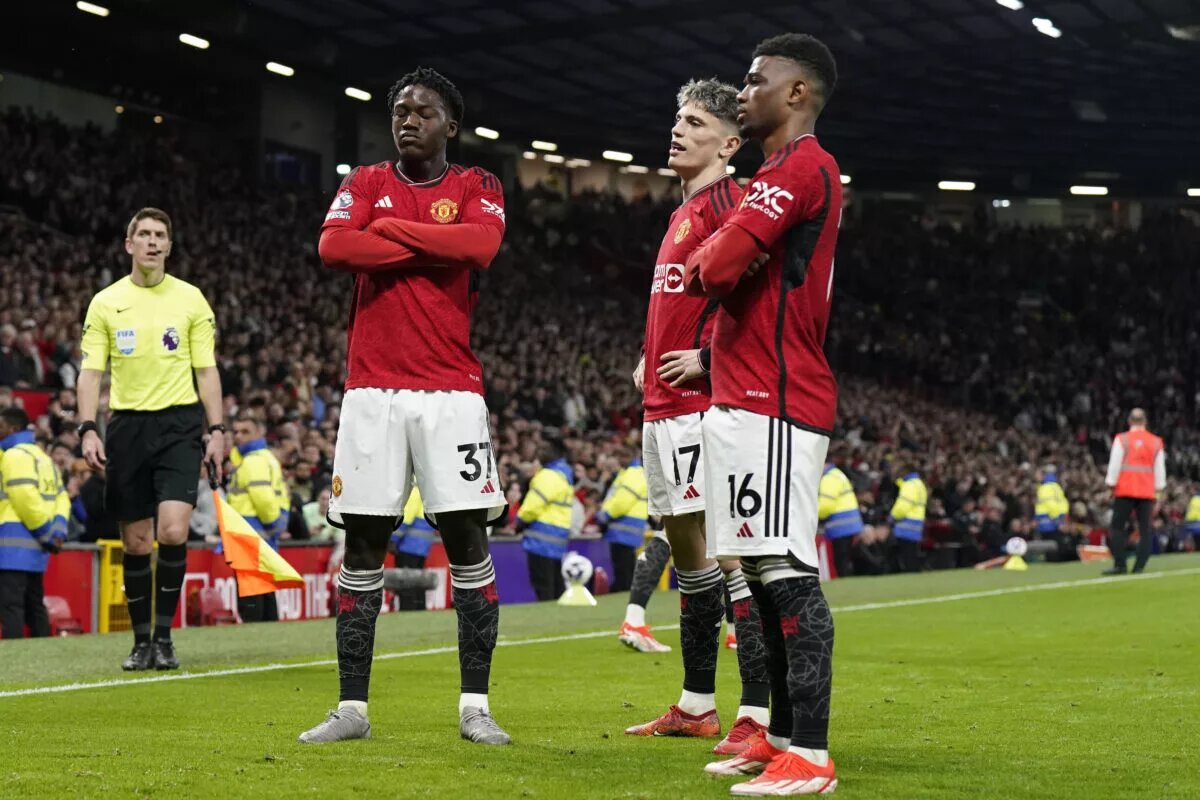 Manchester United players celebrate Kobbie Mainoo goal
