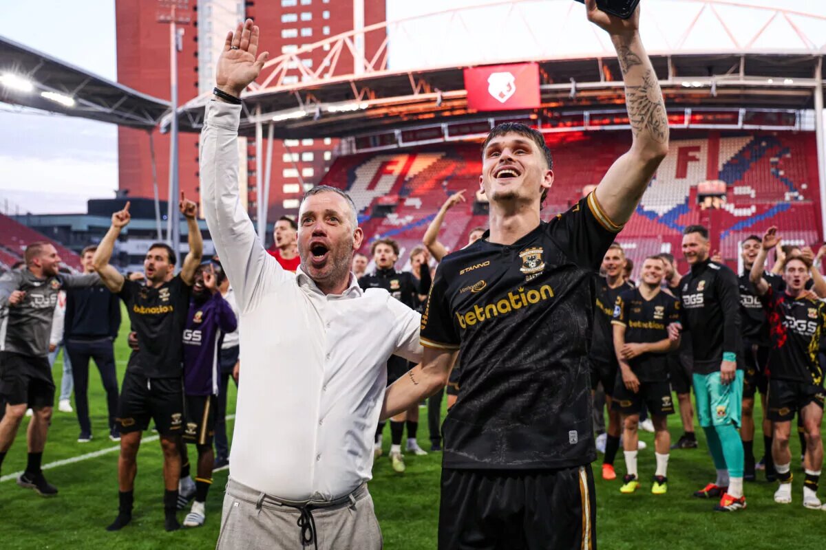 Rene Hake celebrates with Thibo Baeten of Go Ahead Eagles