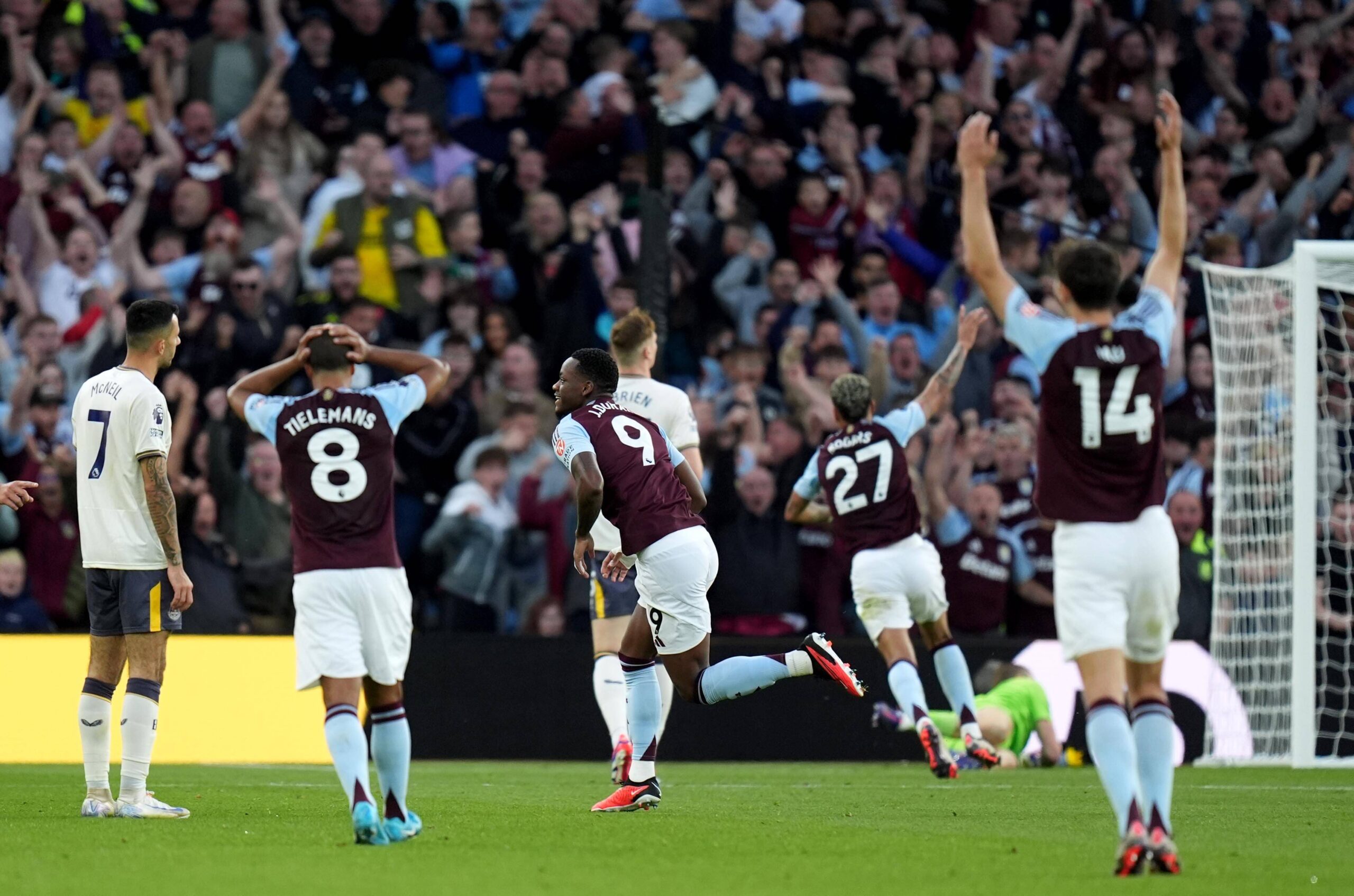 Aston Villa players celebrate Jhon Duran strike