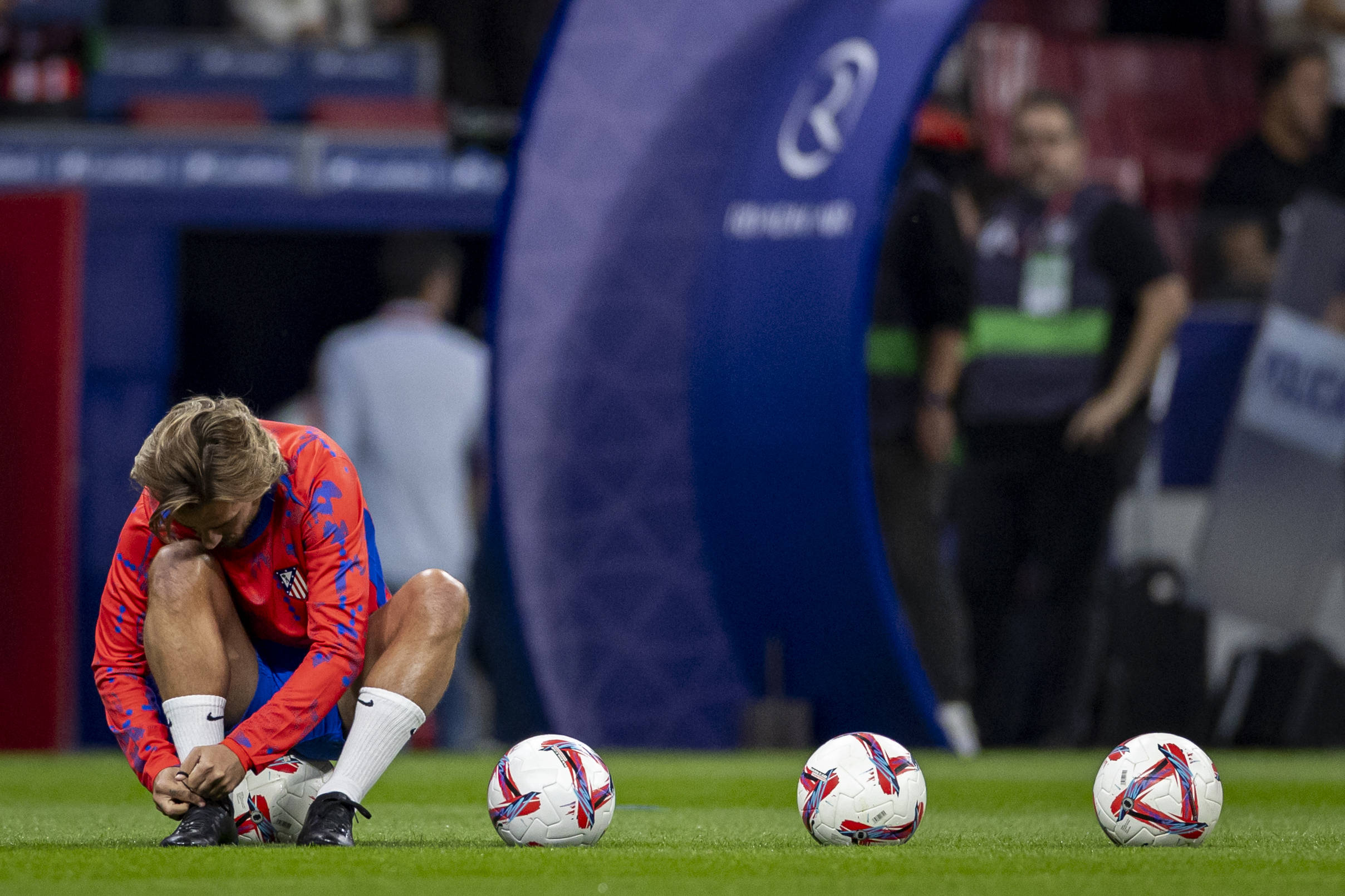 Antoine Griezmann laces boots in warm up for Atletico Madrid