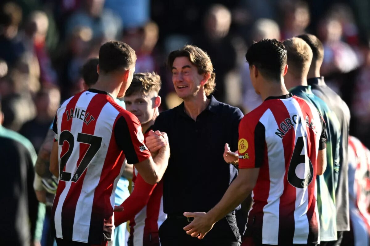 Brentford Manager Thomas Frank speaking to squad