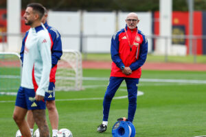 Luis de la Fuente overseeing Spain training