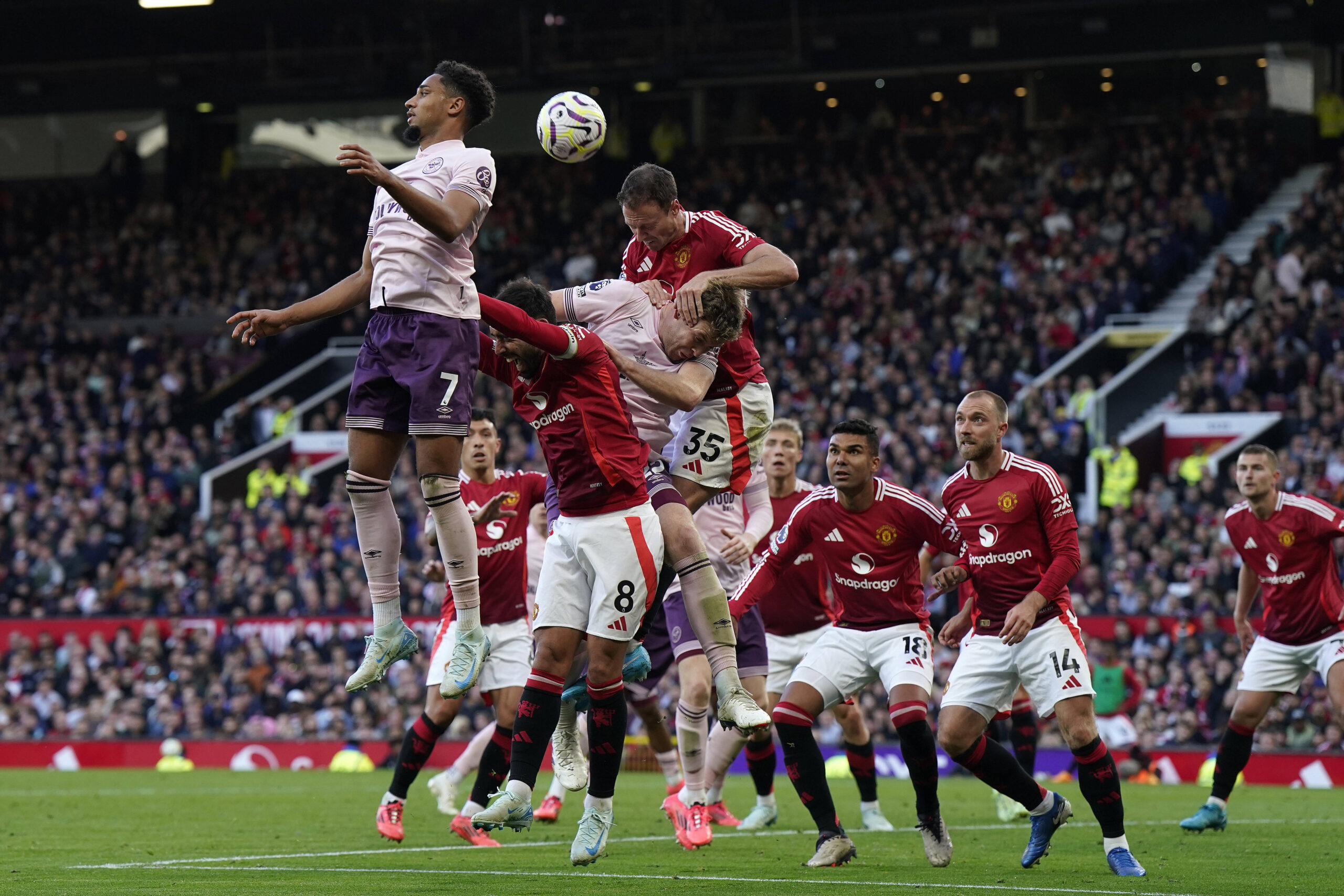 Manchester United players defend corne vs Brentford