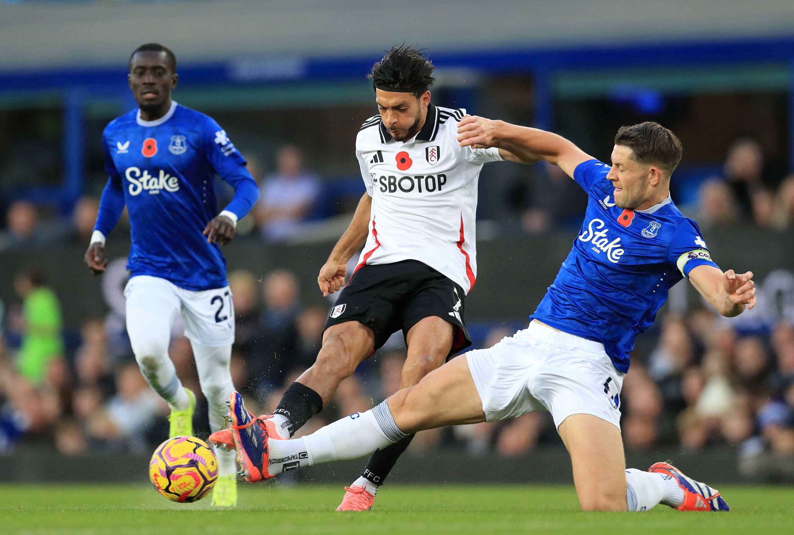 Everton's James Tarkowski makes key block vs Fulham