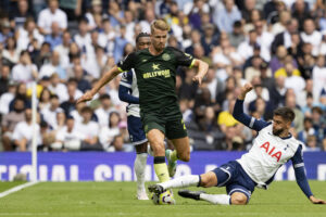 Rodrigo Bentacur tackling an opposing player