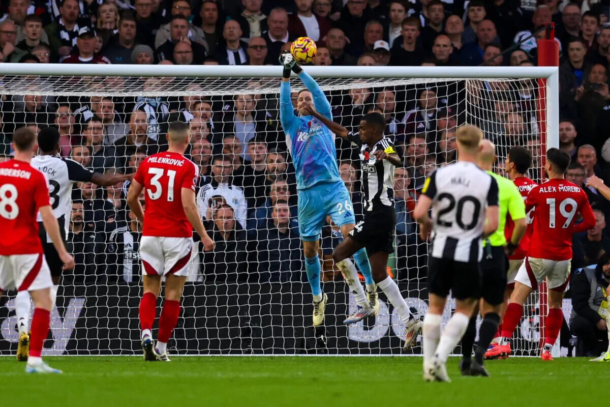 Matz Sels competes for ball against Newcastle United player