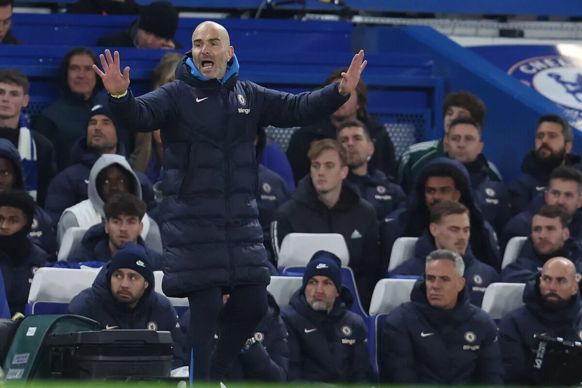 Chelsea predicted lineup - Image of Enzo Maresca instructing his team from the sidelines