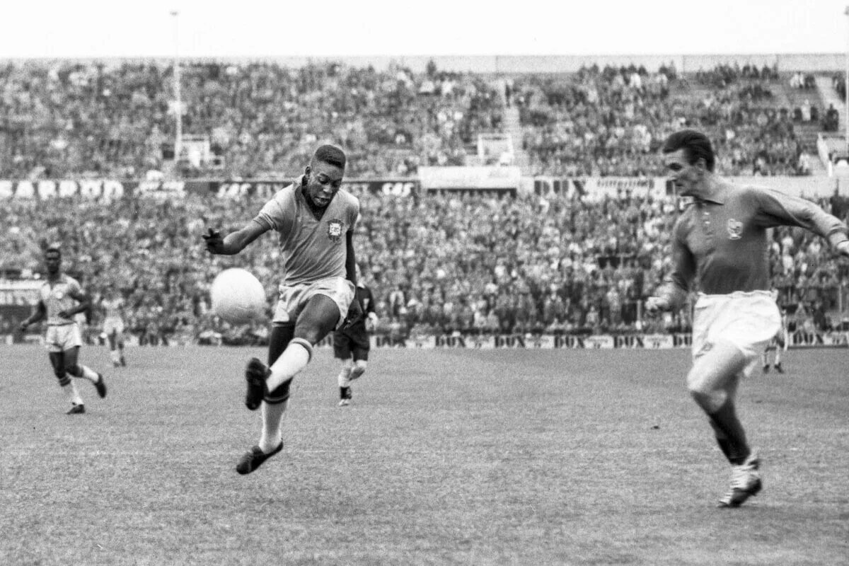 What if Pele Joined Bayern - Image of Pele taking a shot at goal for Brazil