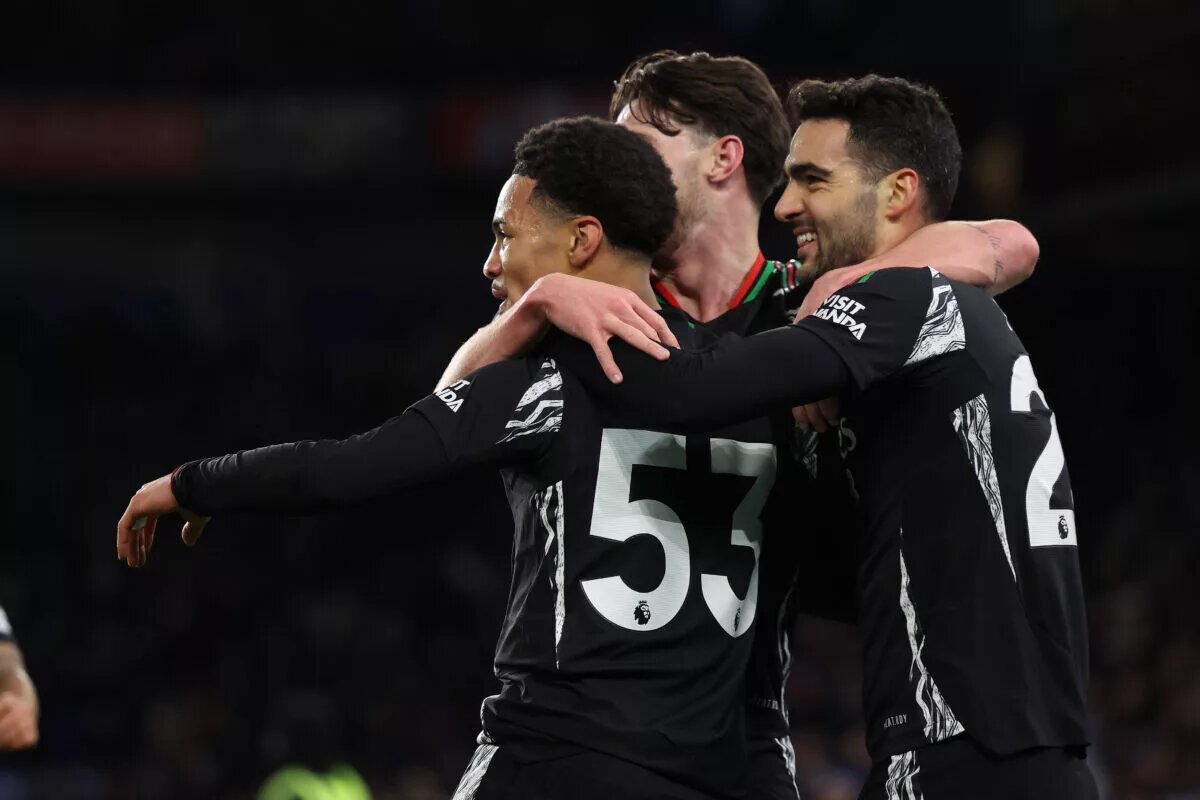 Ethan Nwaneri celebrates with Arsenal teammates