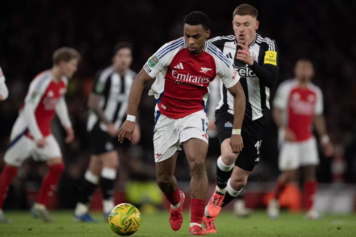 Jurrien Timber dribbles past Harvey Barnes