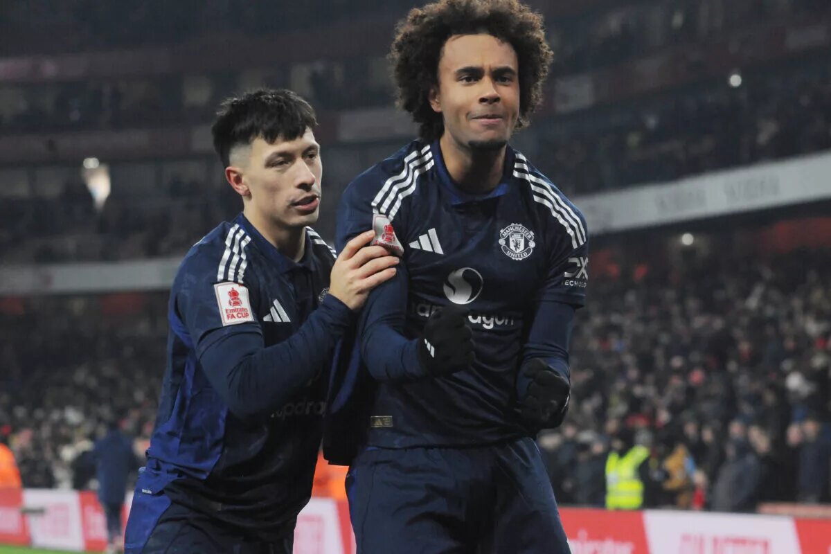Joshua Zirkzee and Lisandro Martinez celebrate