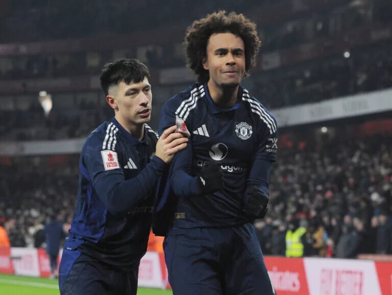 Joshua Zirkzee and Lisandro Martinez celebrate