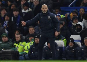 Chelsea Confirmed Lineup - image of Enzo Maresca providing instructions from the sidelines