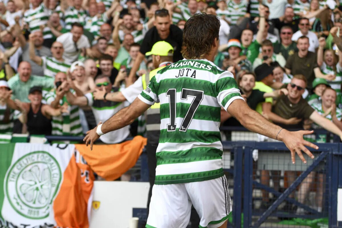 Jota celebrates goal with Celtic fans