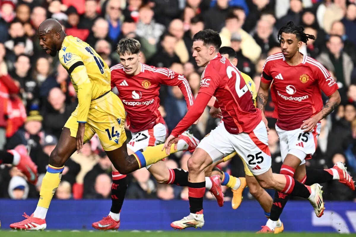 Manchester United players chase an opposition attacker