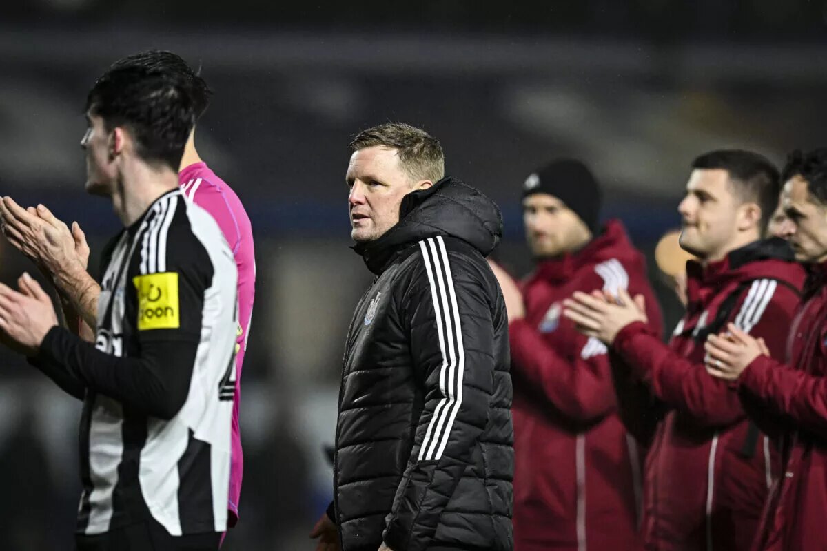 Newcastle players applaude as they leave the pitch
