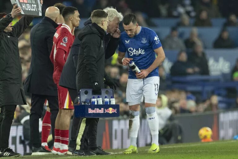 David Moyes provides touchline instructions for Everton player during Liverpool switch