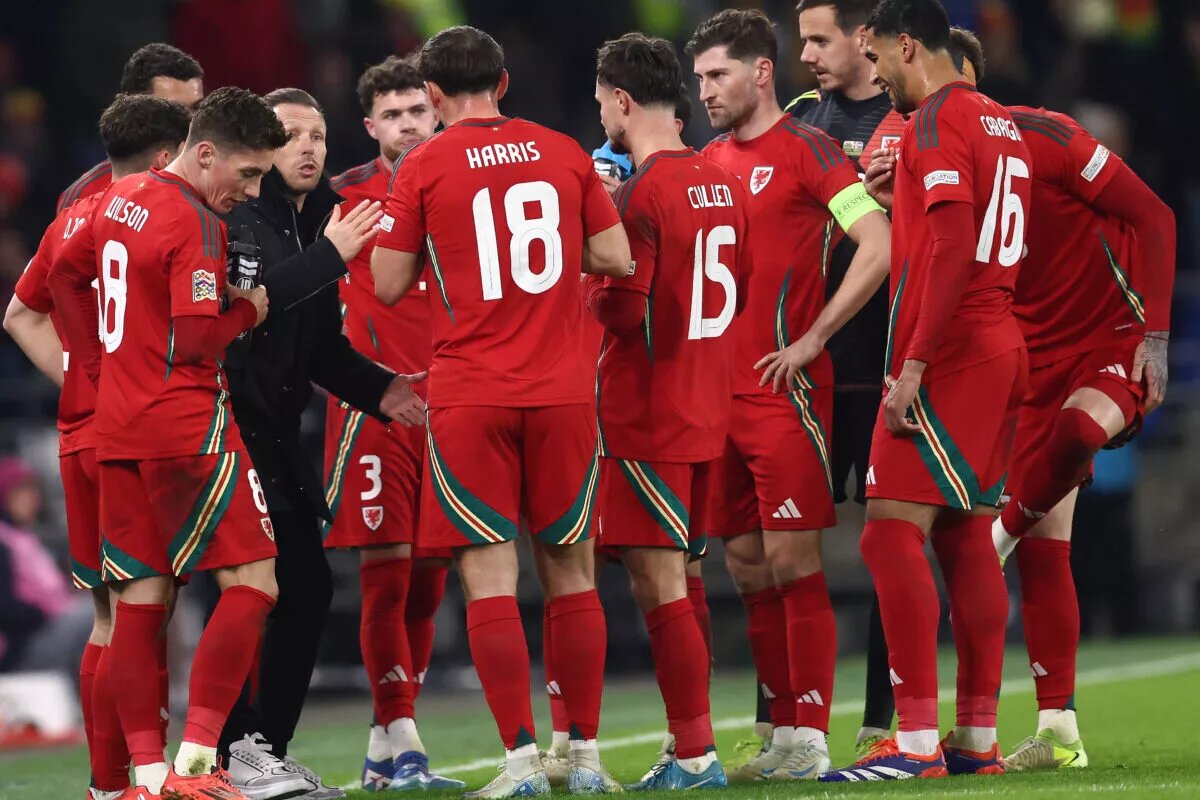 Wales Confirmed Lineup - Craig Bellamy talking to squad