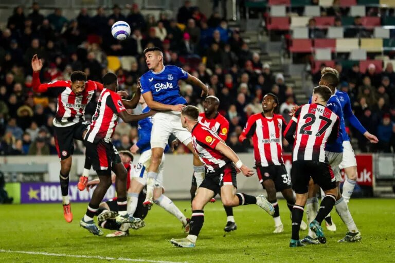 Everton Predicted Lineup - Everton player rising to head the ball