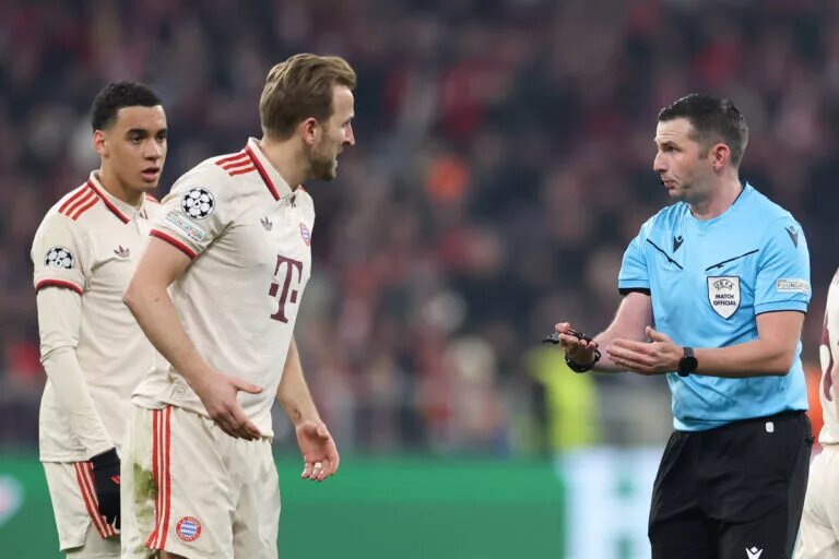 Harry Kane speaking to the referee