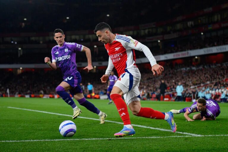 Arsenal confirmed lineup - image of Arenal player dribbling by opponents