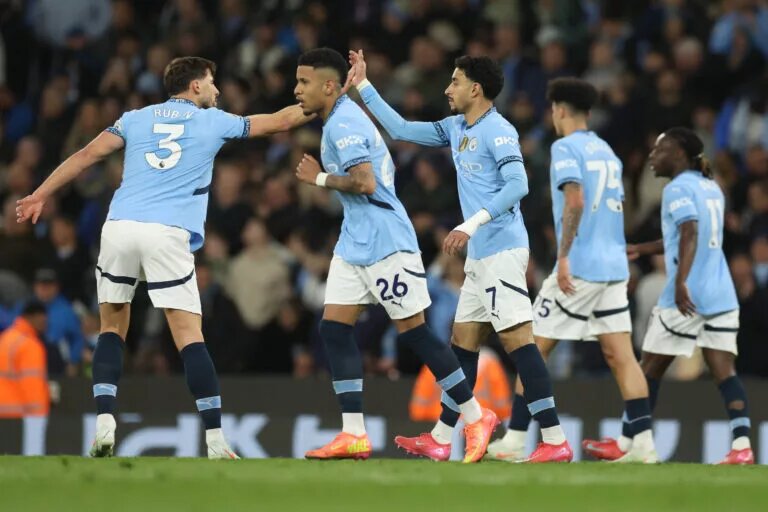 Manchester City confirmed lineup - image of City squad celebrating goal