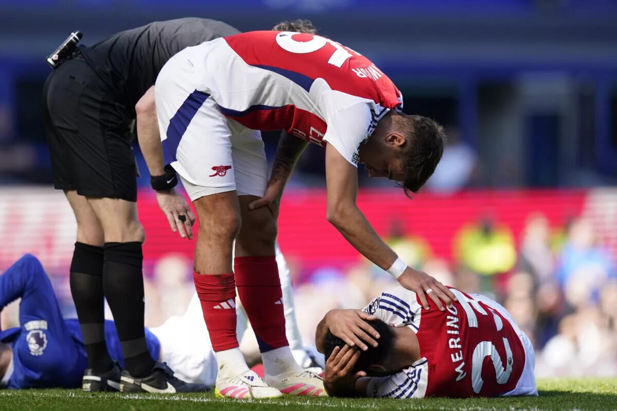 Jakub Kiwior checks Mikel Merino injury