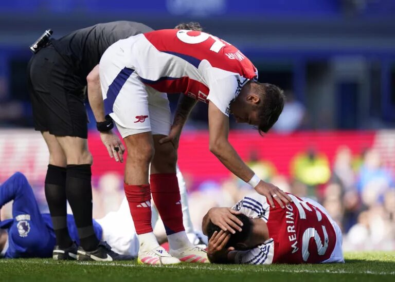 Jakub Kiwior checks Mikel Merino injury